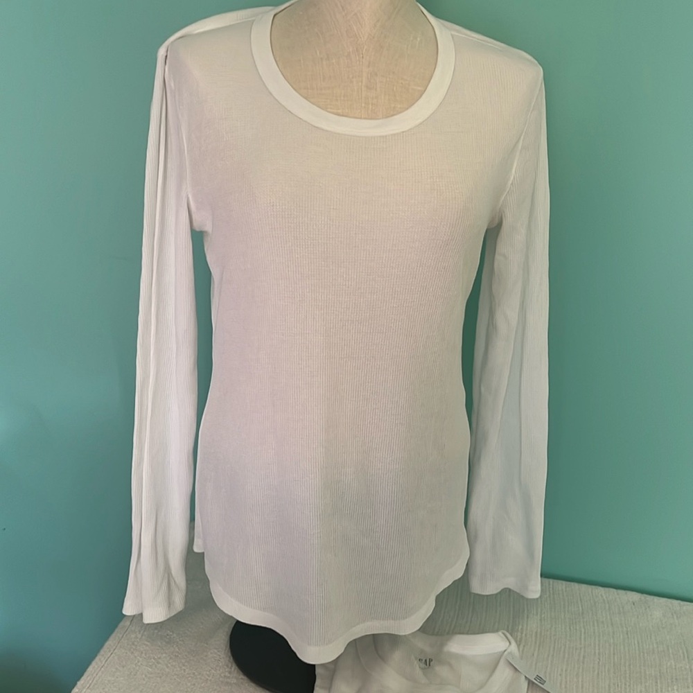 Bundle of 2 size large gap long sleeved ribbed tee shirts
